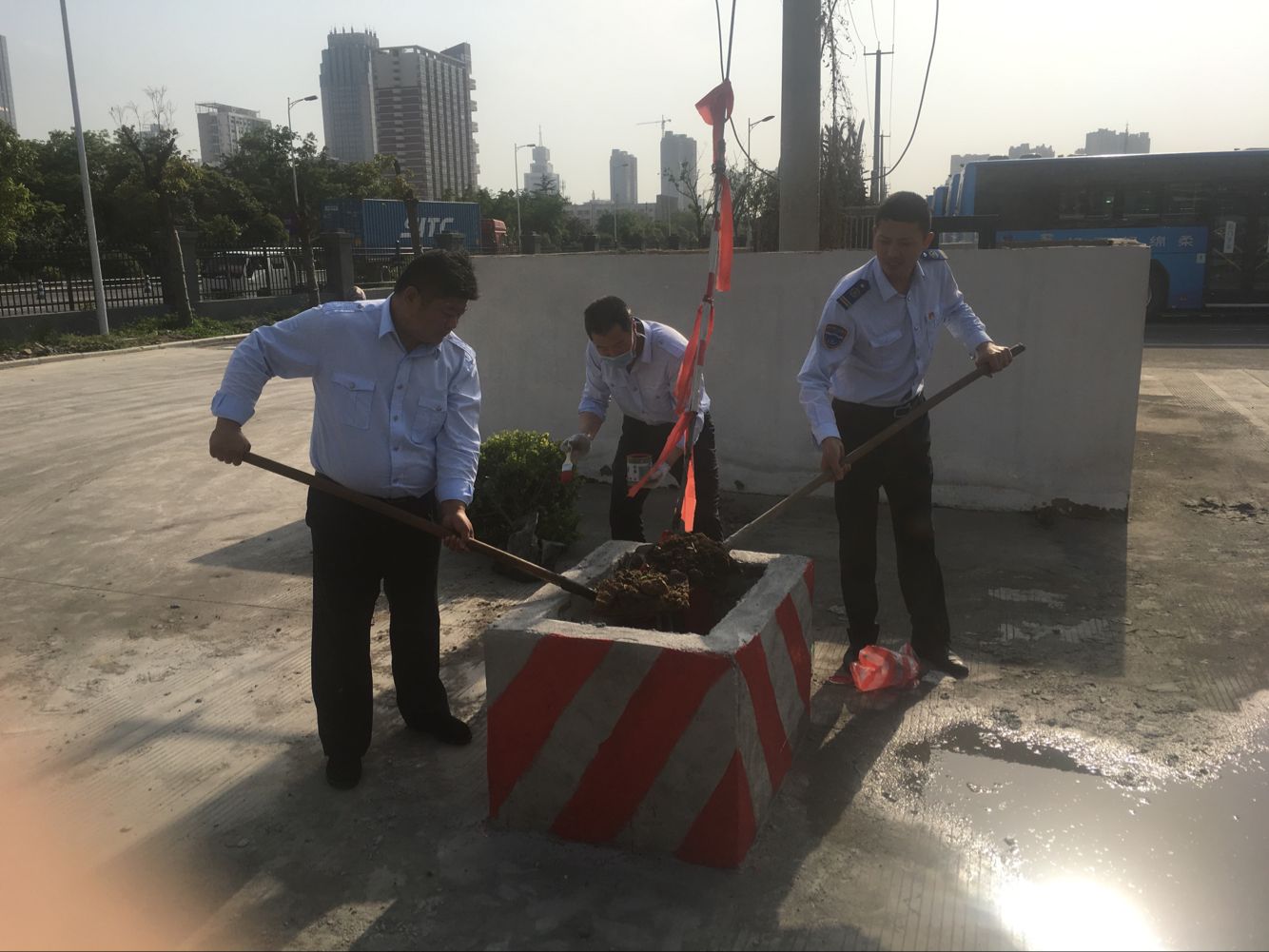 公交東部公司二車隊自行修建場站安全標志物確保車輛安全