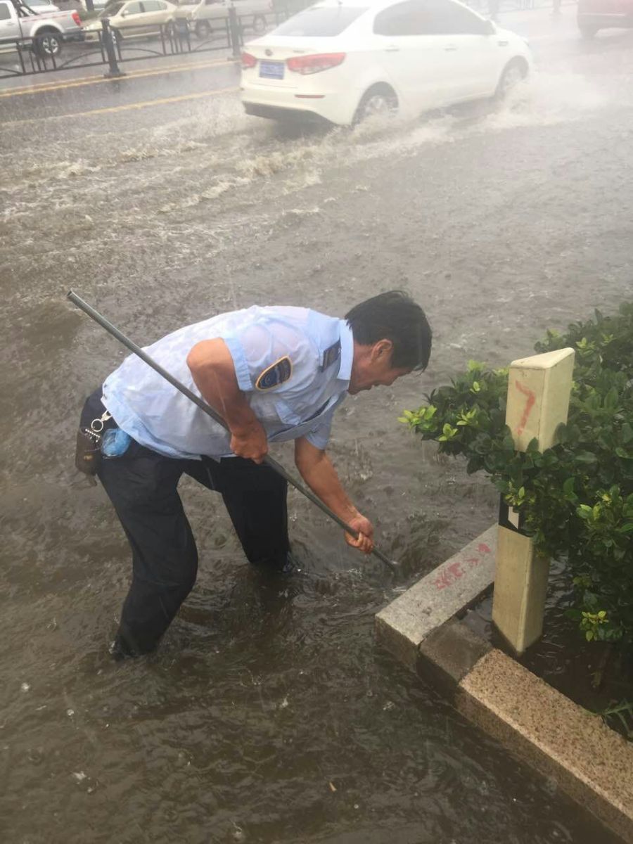 公交快速公司東區(qū)車隊(duì)及時(shí)疏通西園路排水口保障電車運(yùn)營(yíng)安全