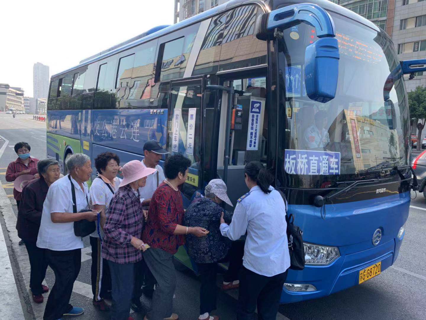 公交集團開展關愛殘疾人無障礙乘車及“平安迎國慶”活動