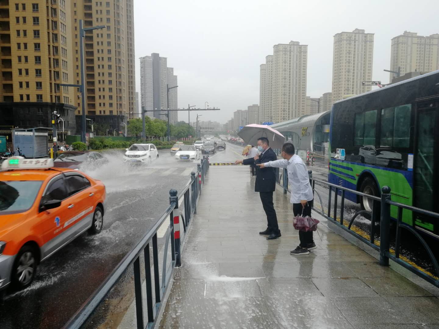 大雨來襲，快速公交事業部抗澇搶險全力以赴 為市民出行保駕護航！