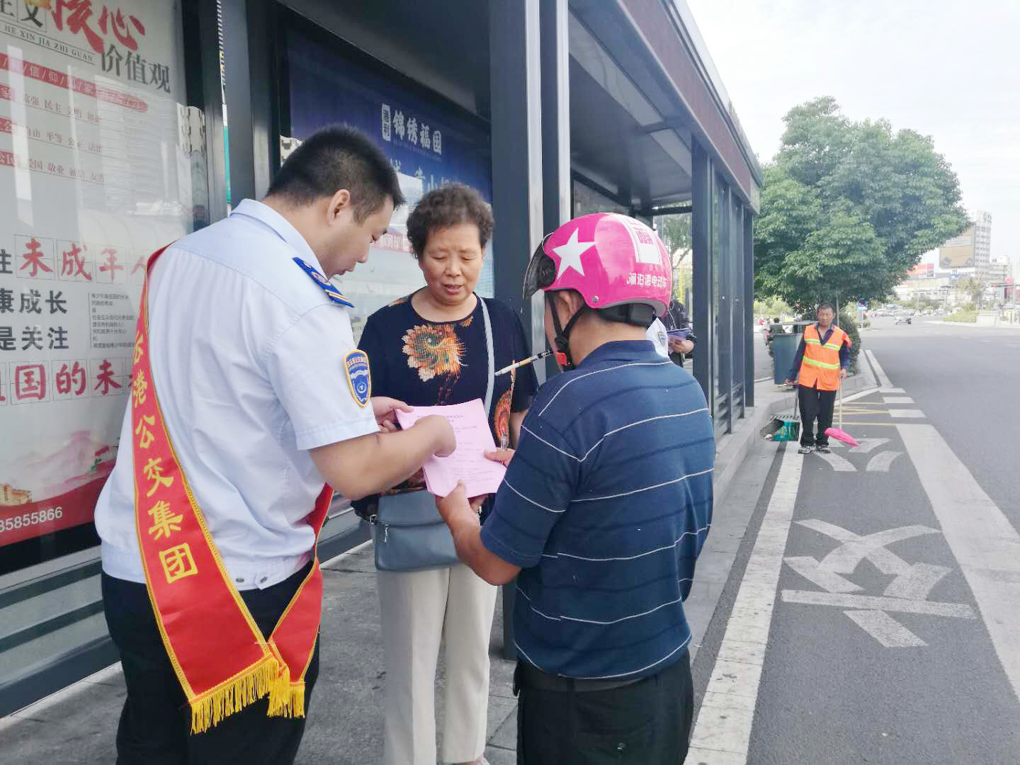 公交集團開展關(guān)愛殘疾人無障礙乘車暨公交站點在排隊文明出行活動