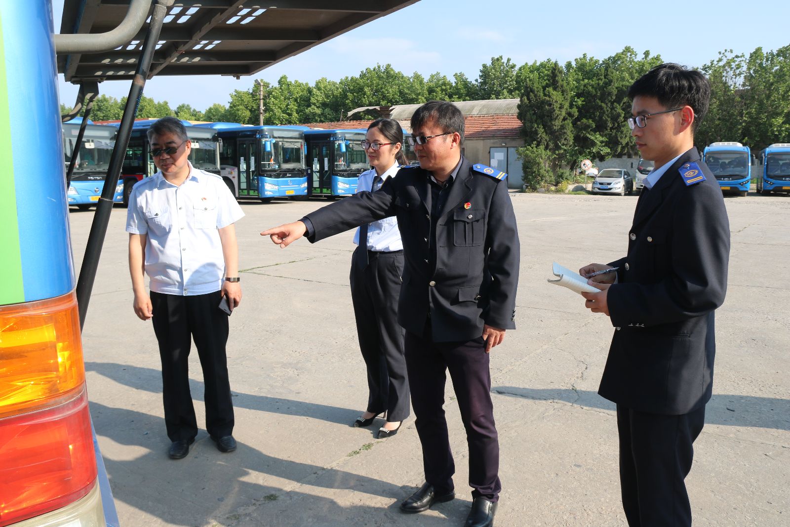 公交集團(tuán)機務(wù)技術(shù)部開展電池艙楊柳絮清理檢查工作